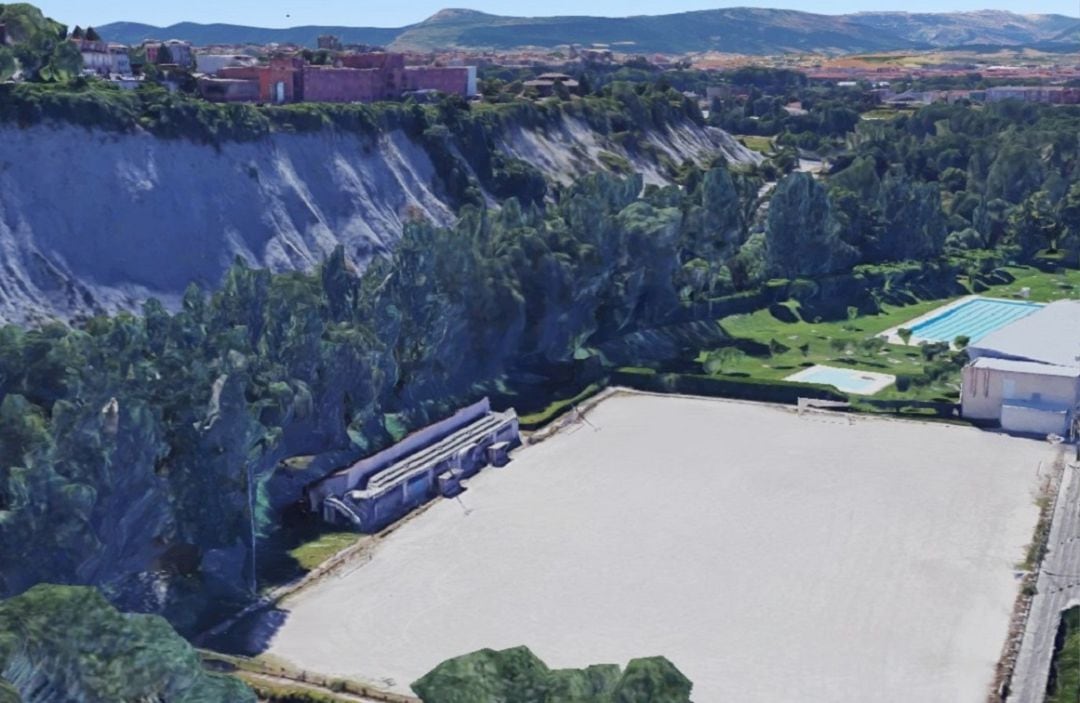 El campo de tierra de Burlada, con el edificio de vestuarios okupado