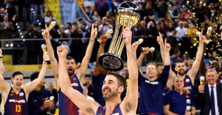 Juan Carlos Navarro levanta el trofeo de ganador de la Copa del Rey