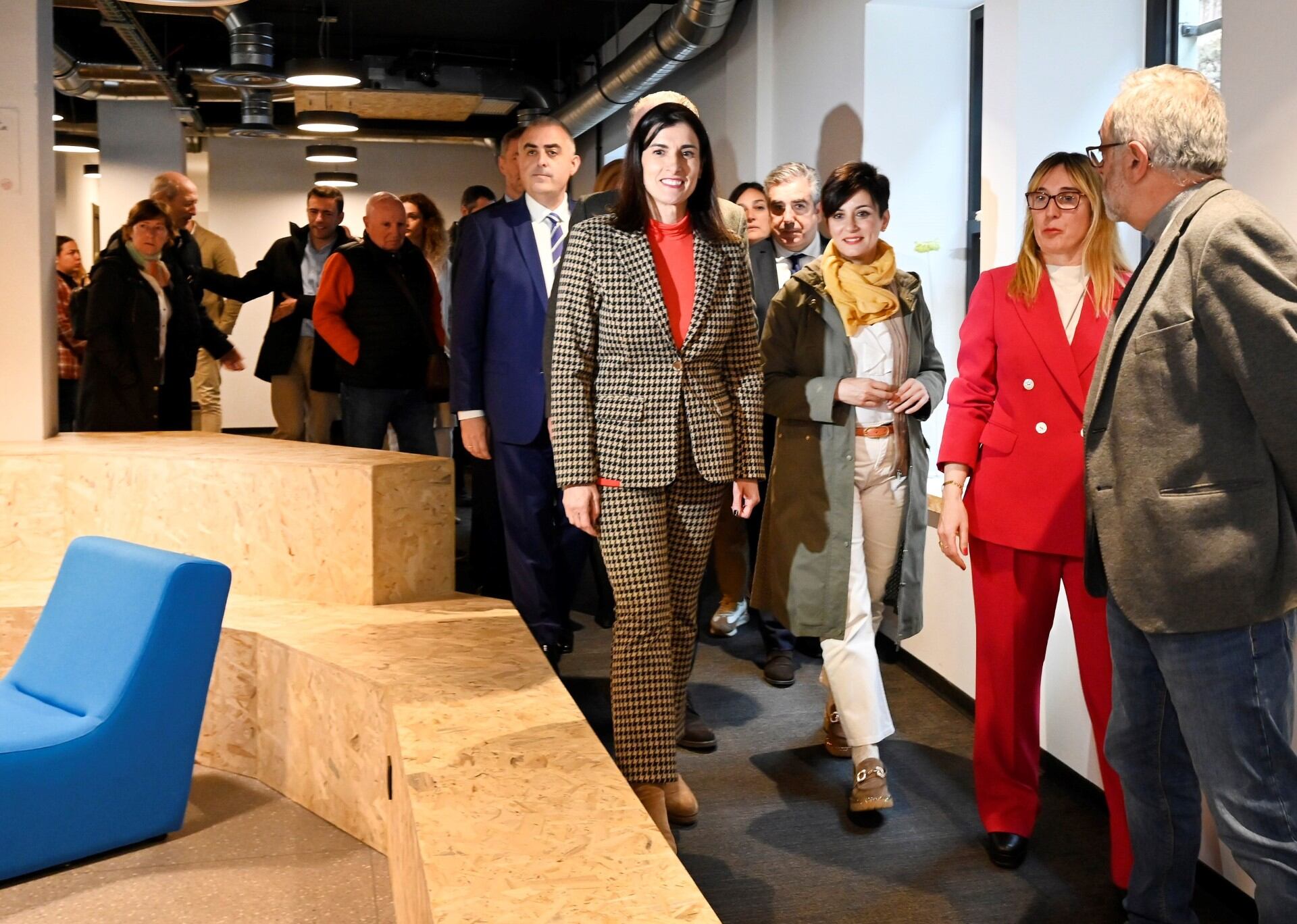 Gema Igual e Isabel Rodríguez visitan la reformada Biblioteca Municipal de Santander