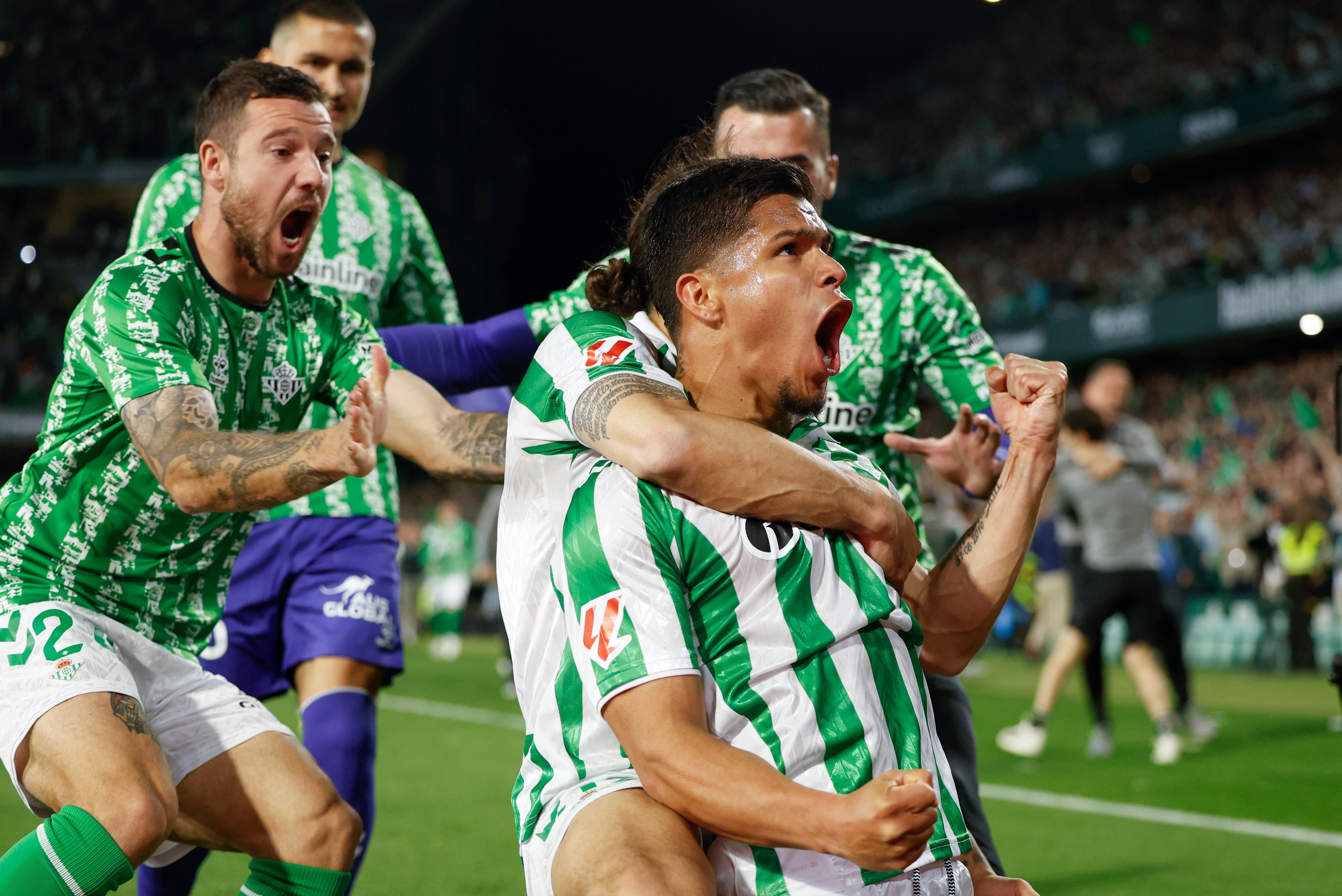 SEVILLA, 30/03/2025.- El delantero colombiano del Betis Cucho Hernández celebra su gol durante el partido de la jornada 29 de LaLiga entre el Real Betis y el Sevilla FC, este domingo en el estadio Benito Villamarín.- EFE/ Julio Muñoz