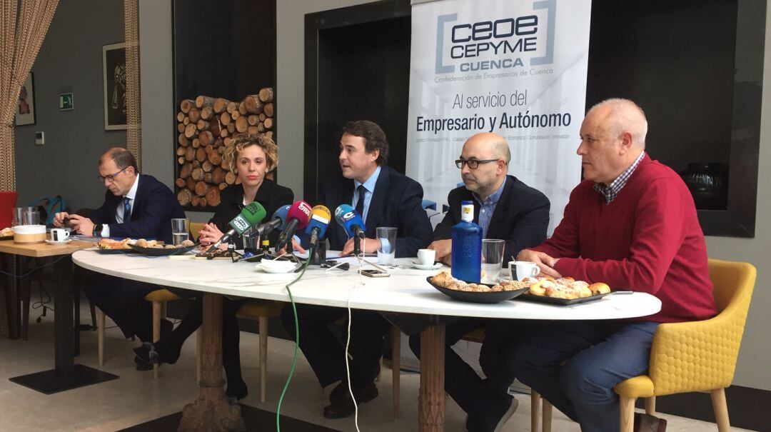 David Peña, en el centro, junto a parte del Comité Ejecutivo de CEOE CEPYME