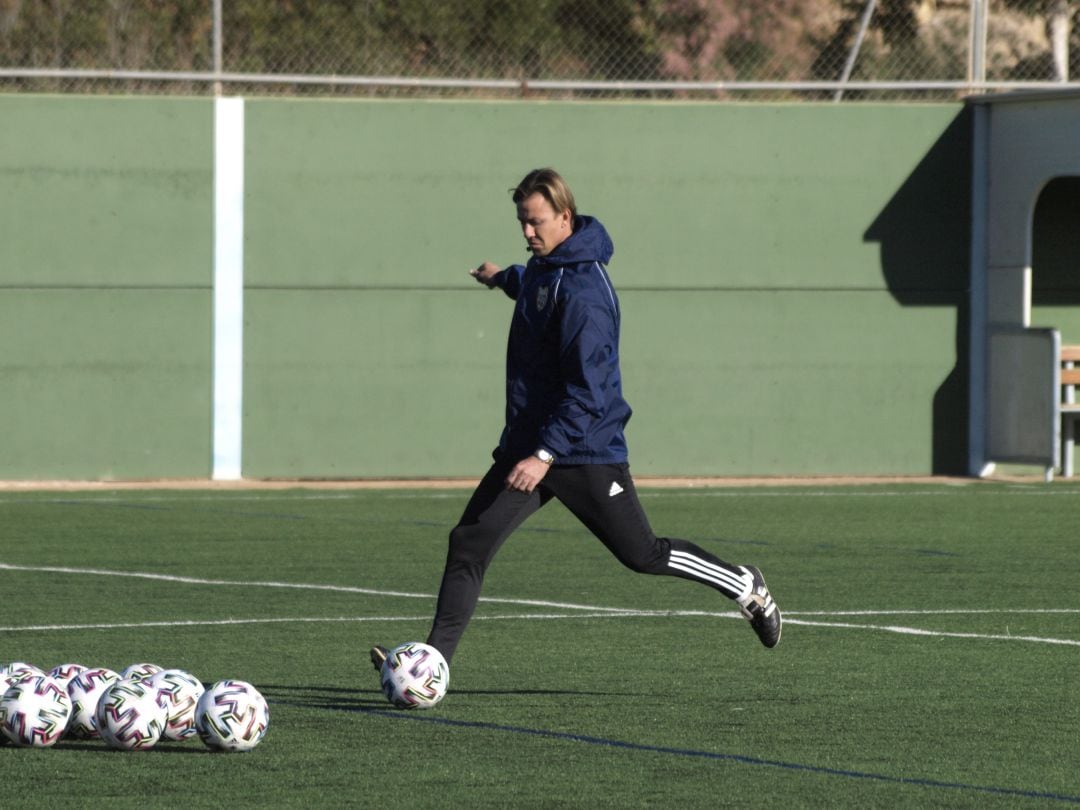 El técnico del Almería en la Ciudad Deportiva de Los Ángeles.