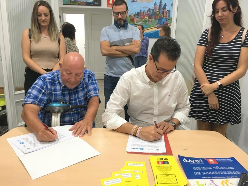 Firma convenio Ayuntamiento Elda y AMFI