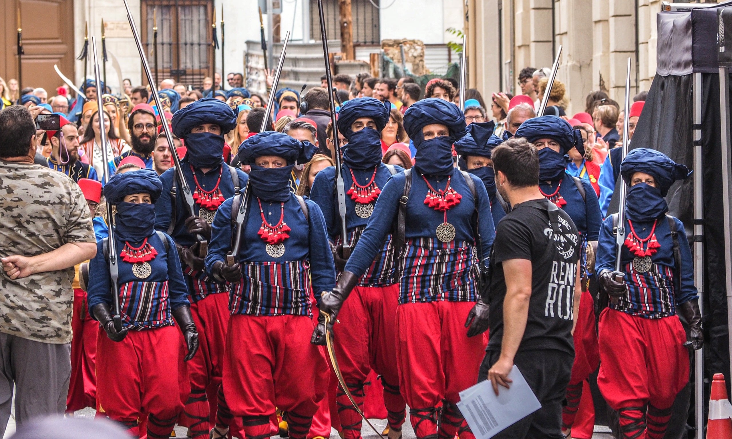 En Elda se recrearon algunos de los desfiles y eventos de Moros y Cristianos, pues parte de la trama transcurre durante unas fiestas.