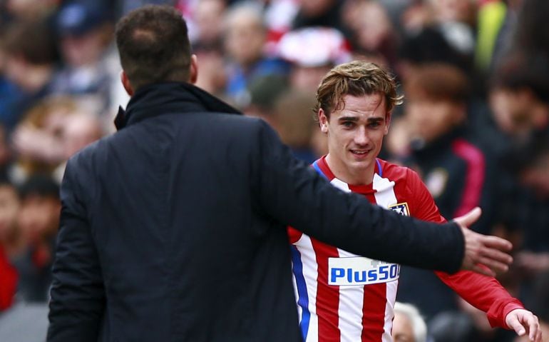 Griezmann saluda a Simeone en un partido del Atlético.