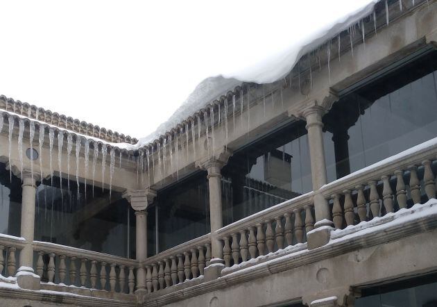 Cornisa de nieve en el patio de la Audiencia Provincial de Ávila