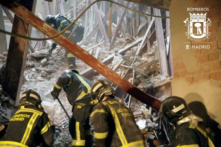 Bomberos trabajando en el derrumbe de Madrid