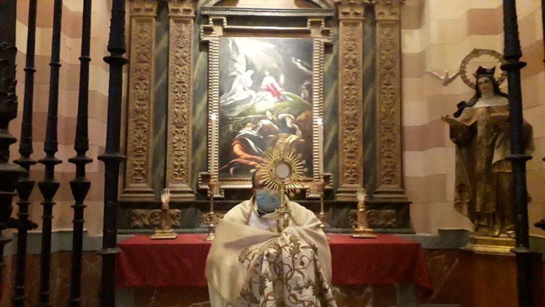 Momento histórico con la Custodia visitando la &#039;Oración en el Huerto&#039; de El Greco.