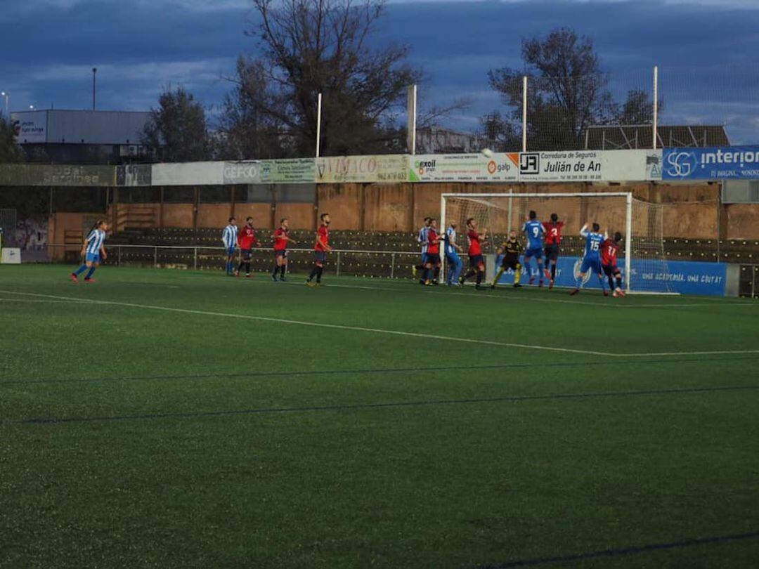 Momento del partido entre el CF Gandia y la UE Tavernes