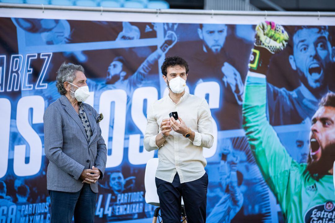 El presidente del Celta, Carlos Mouriño le entrega la insignia de oro y brillantes del club. 