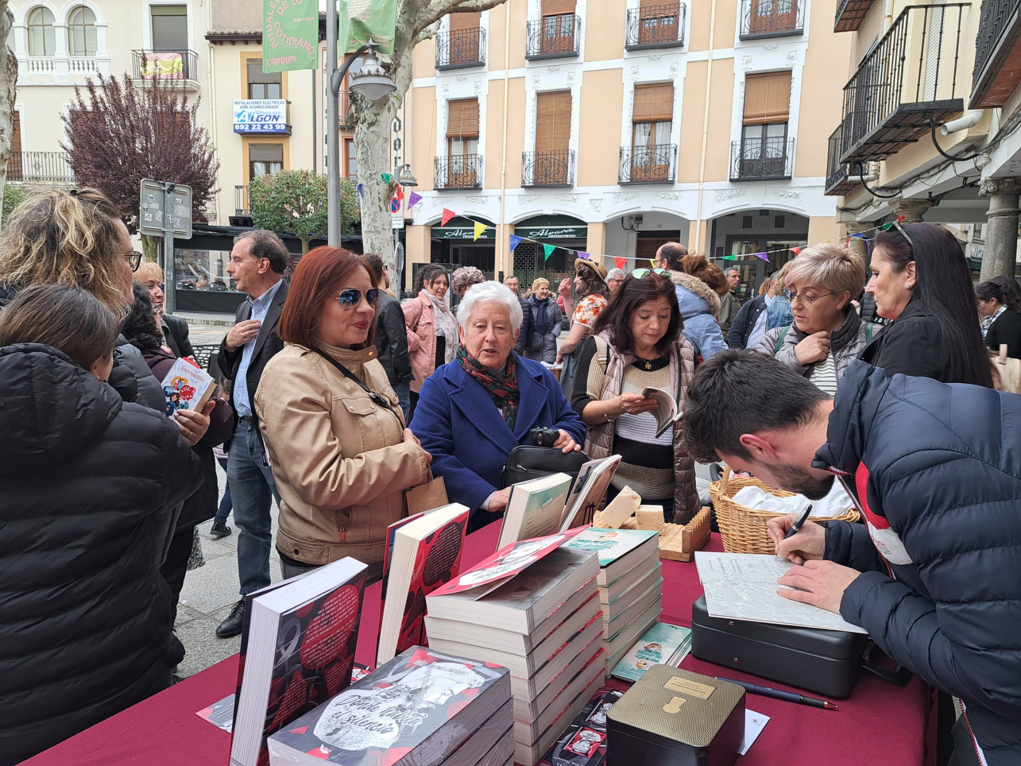 Iván firmando libros en la última Feria del Libro de Arévalo