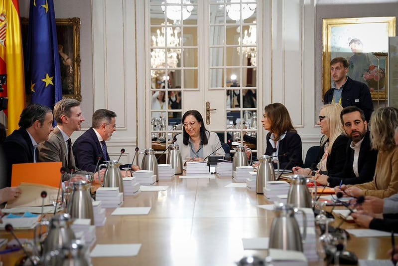 La presidenta de les Corts en una reunión de la Mesa y la Junta