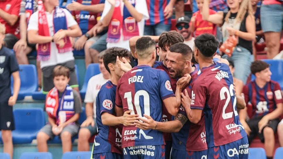 Dioni Villalba celebra el tanto de la victoria con sus compañeros