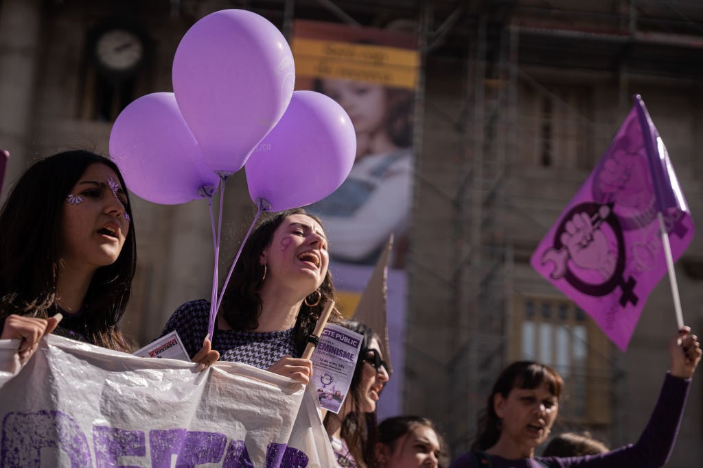 Varias chicas protestan durante el 8M.