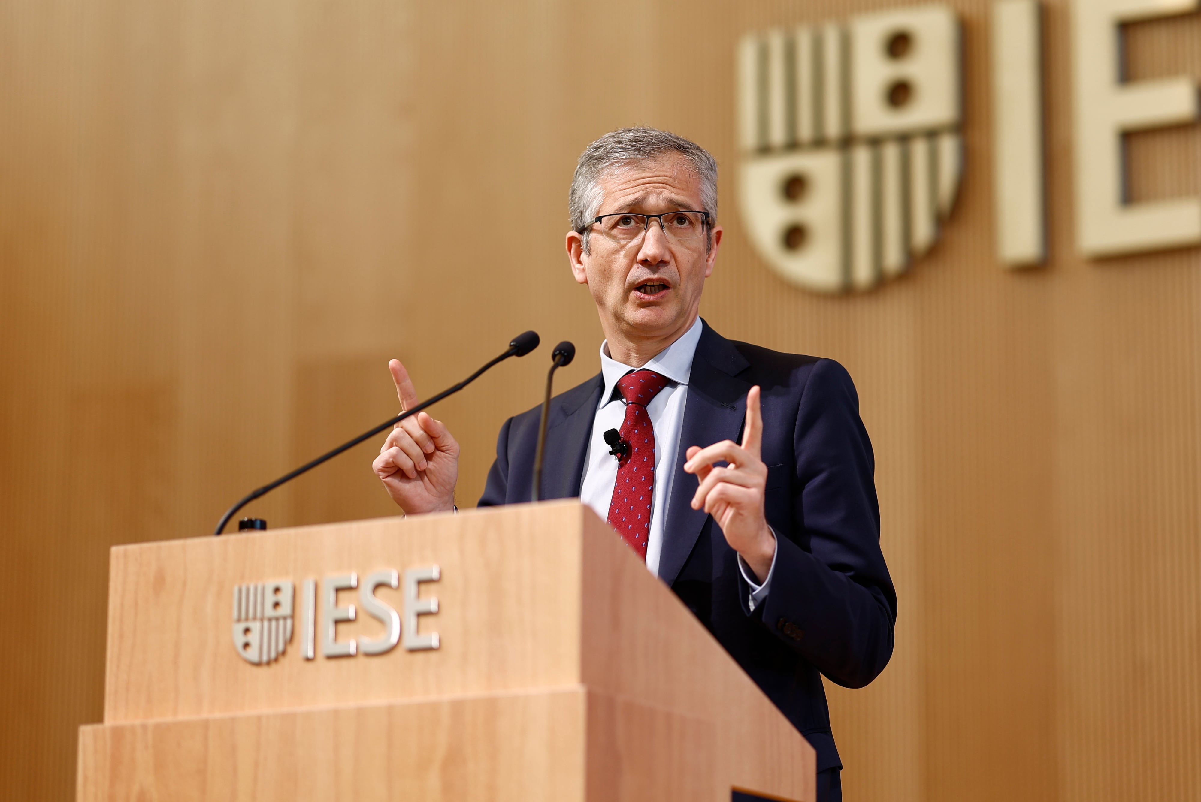 MADRID, 16/05/2024.- El gobernador del Banco de España, Pablo Hernández de Cos interviene en el Encuentro financiero IESE Banking, este jueves en Madrid. EFE/ Rodrigo Jimenez
