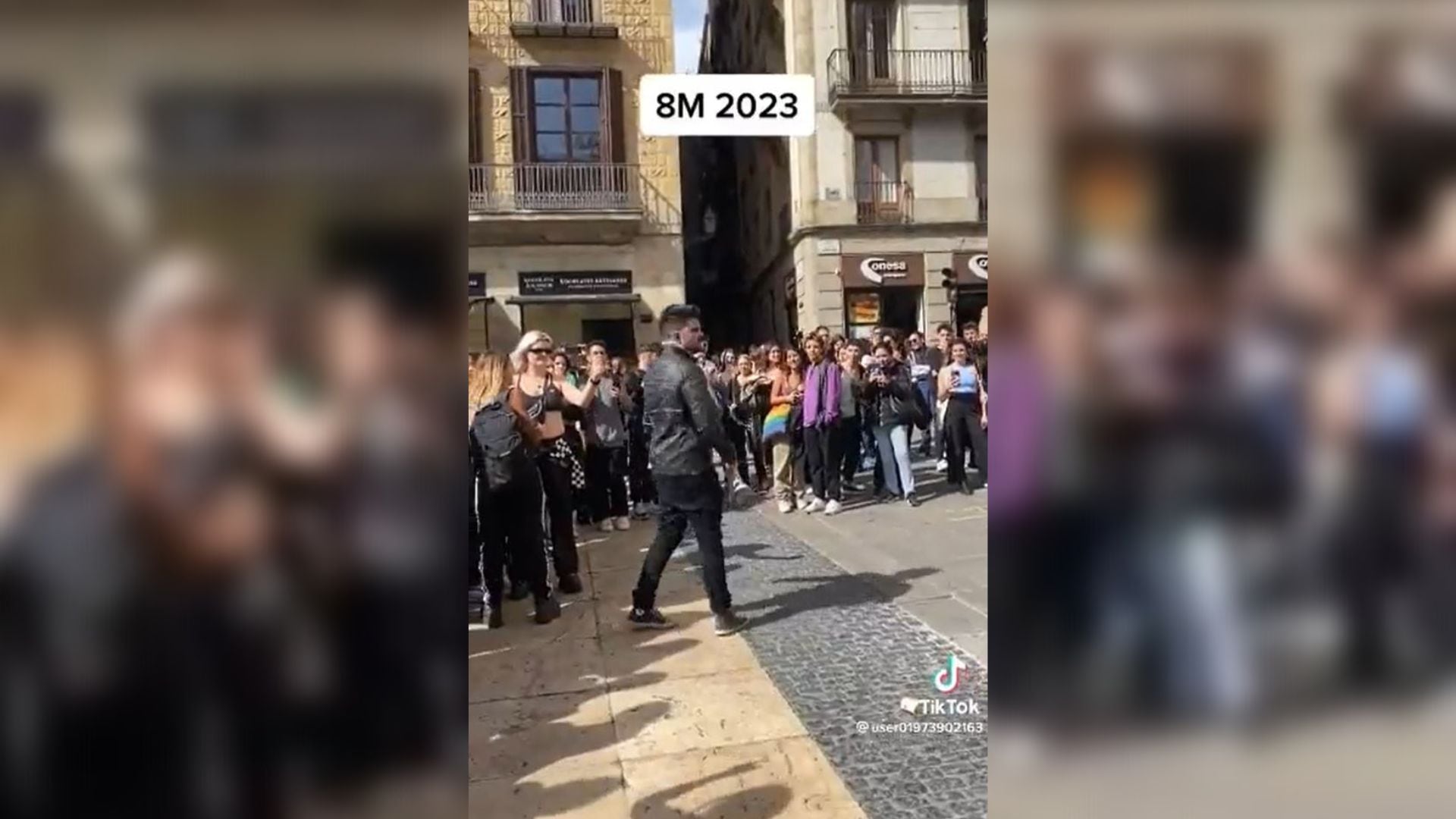 Captura del vídeo en el que se ve a un chico bailando en una manifestación del 8-M.