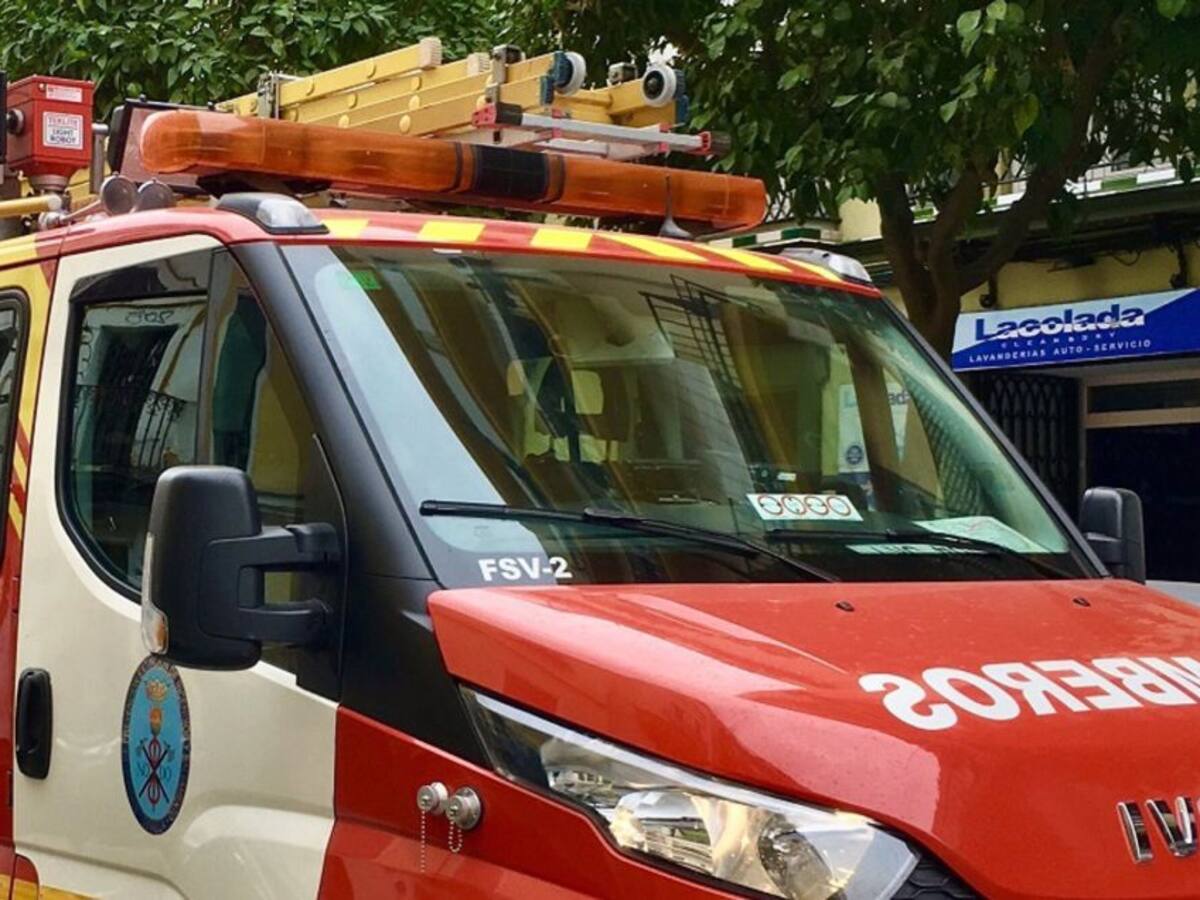Una mujer de 72 años y un hombre de 77 resultan intoxicados tras el incendio de un chalet