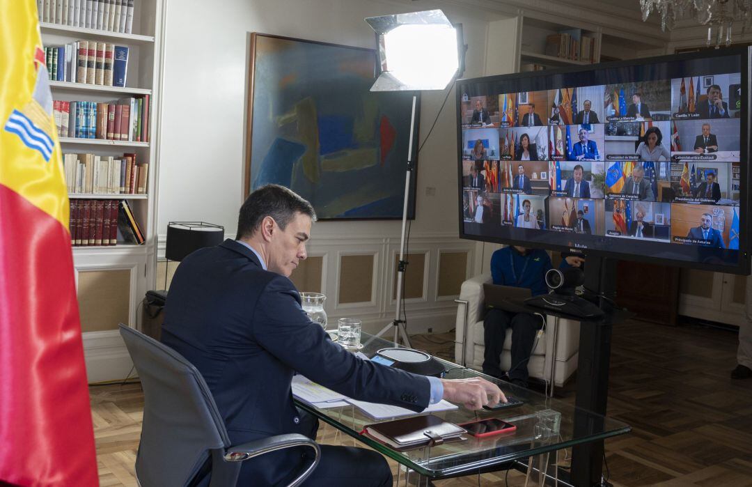 El presidente del Gobierno, Pedro Sánchez, durante la primera videoconferencia para tratar la crisis del coronavirus con los presidentes autonómicos el pasado 15 de marzo.