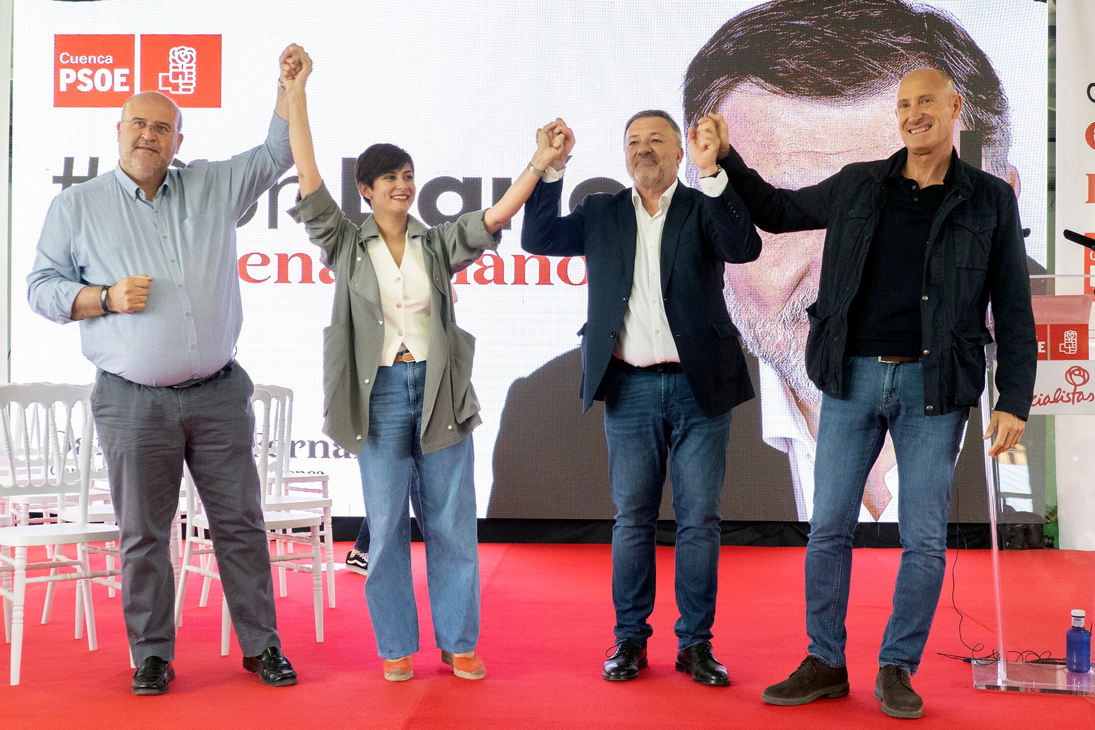  La ministra de Política Territorial y portavoz del Gobierno central, Isabel Rodríguez (2i); el vicepresidente de la Junta de Comunidades y cabeza de lista del PSOE a las Cortes por la provincia de Cuenca, José Luis Martínez Guijarro (i); el alcalde de Cuenca y candidato socialista a la reelección, Darío Dolz (2d), y el secretario general del PSOE en Cuenca, Luis Carlos Sahuquillo (d), presentan la candidatura del PSOE para las elecciones del 28 de mayo, este sábado en el Recinto de La Hípica en Cuenca. EFE/ José Del Olmo