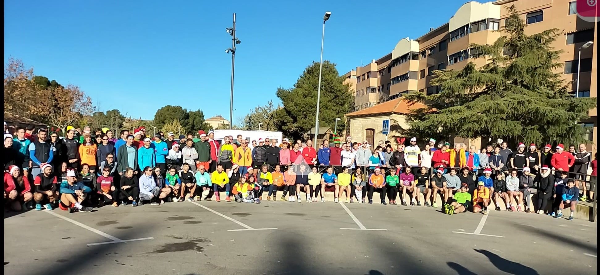 Foto de familia de los participantes en la Carrera de Navidad de Huesca