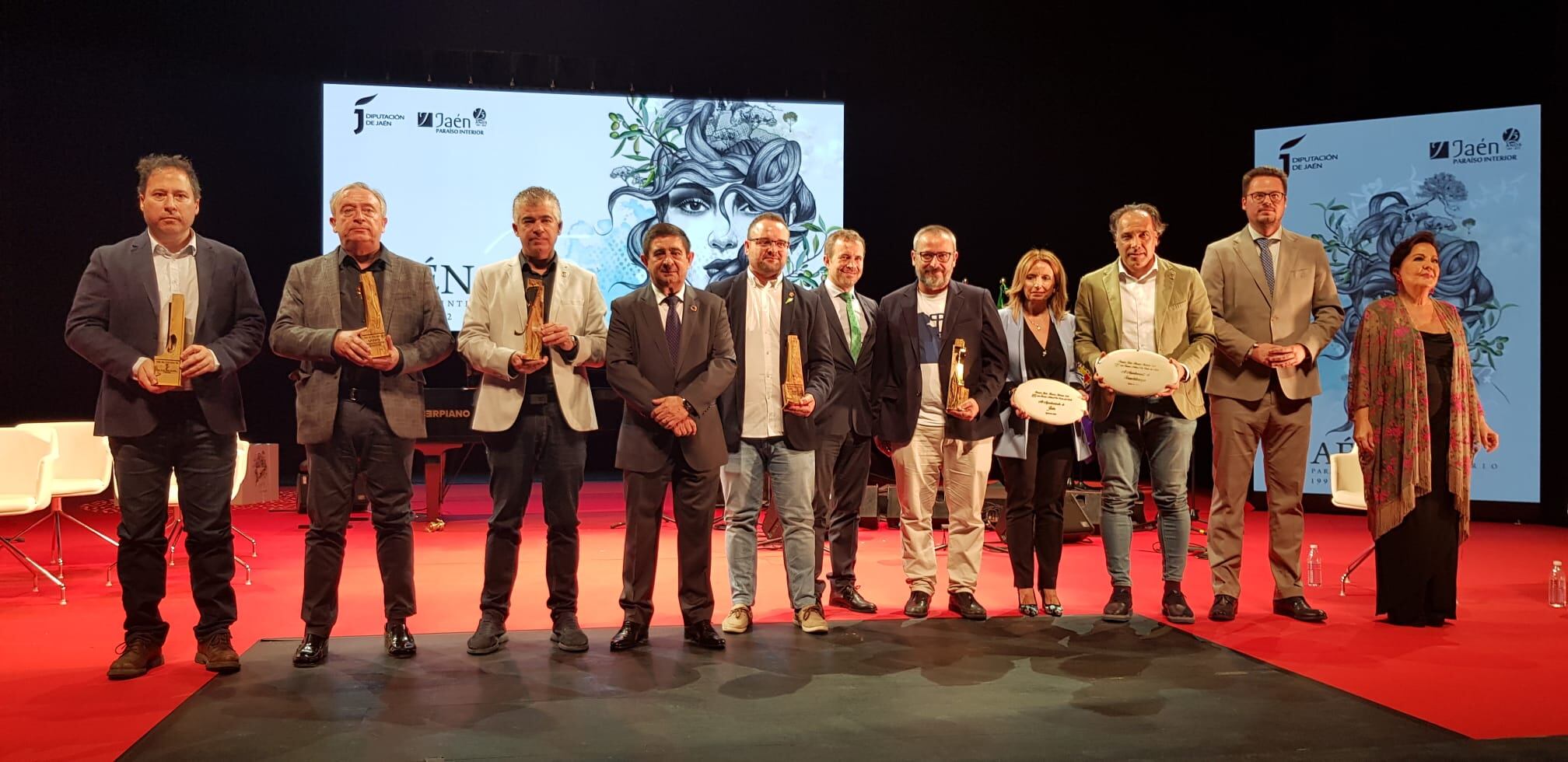 Foto de familia con todos los premiados en una edición anterior.