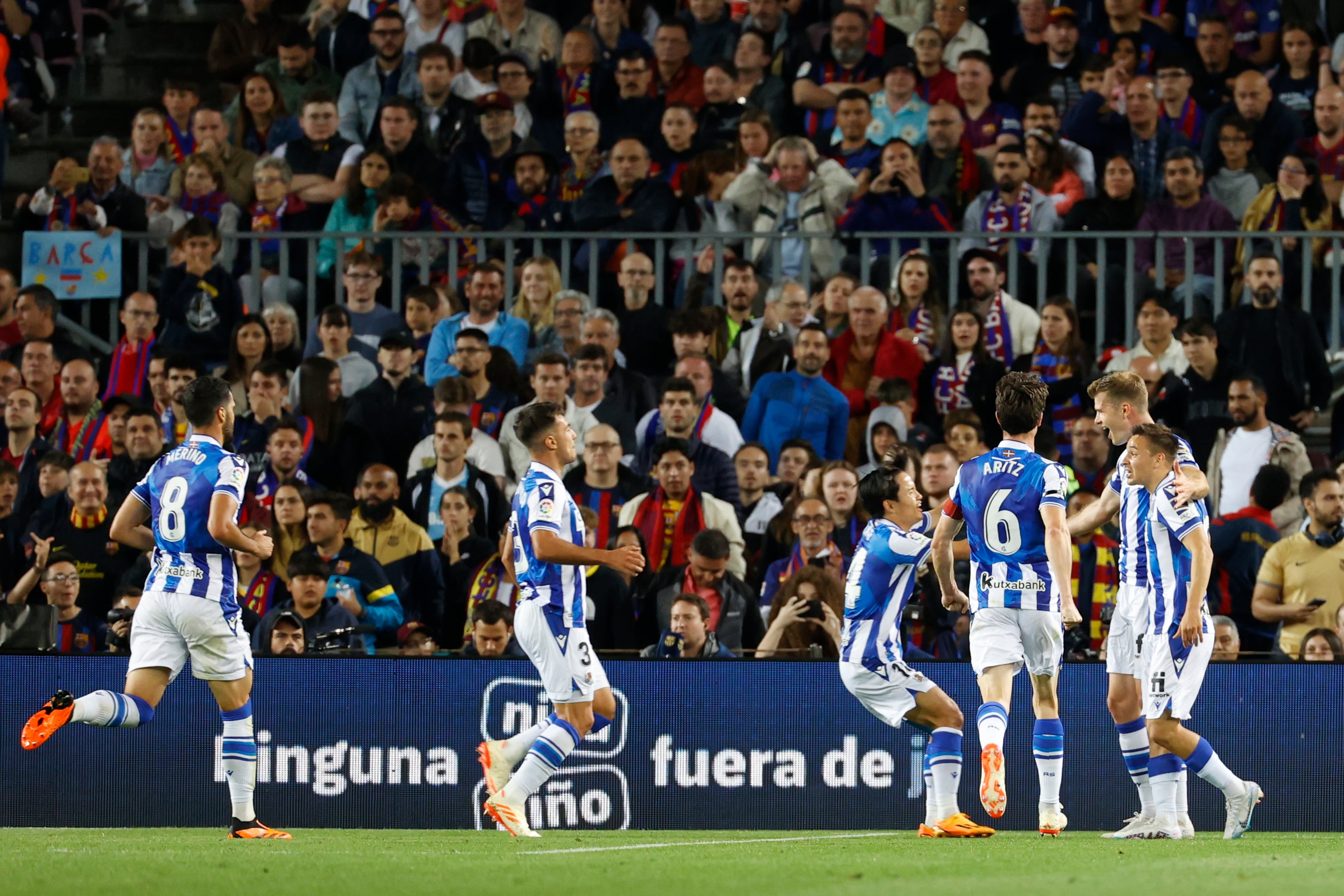 BARCELONA, 20/05/2023.- Los jugadores da la Real Sociedad celebran el gol de su equipo (anotado por Sörloth -d-) durante el partido correspondiente a la jornada 35 de LaLiga Santander que enfrenta a ambos equipos este sábado en el Spotify Camp Nou (Barcelona). EFE/ Toni Albir
