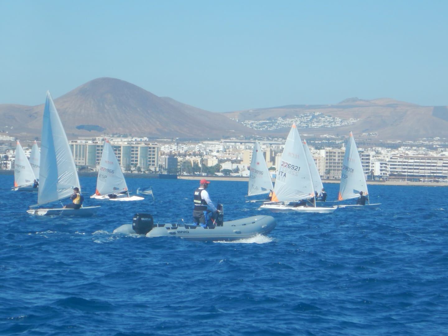 Regata Clasificatoria ILCA 4 en la bahía de Arrecife, Lanzarote.