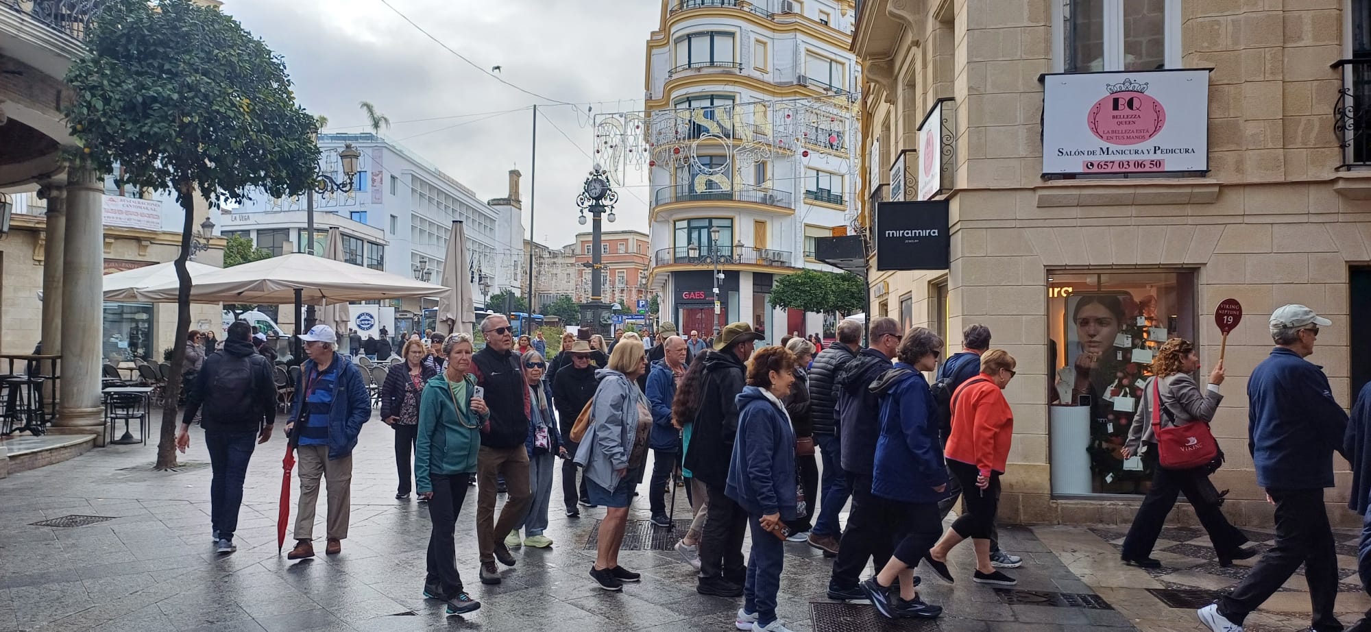 Un grupo de turistas en el centro de Jerez