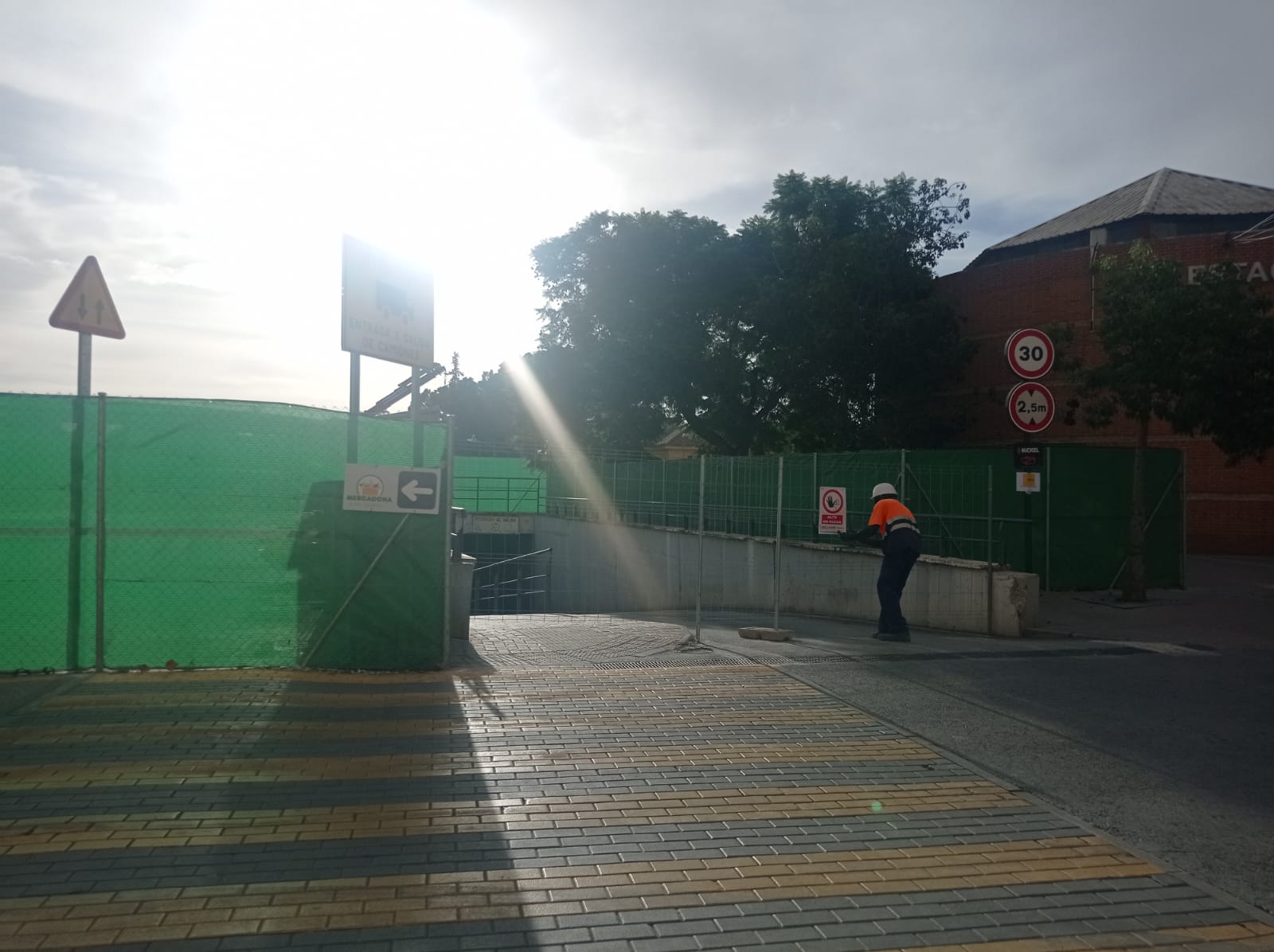 Corte al tráfico rodado y peatonal del paso inferior de la Alameda de Menchirón