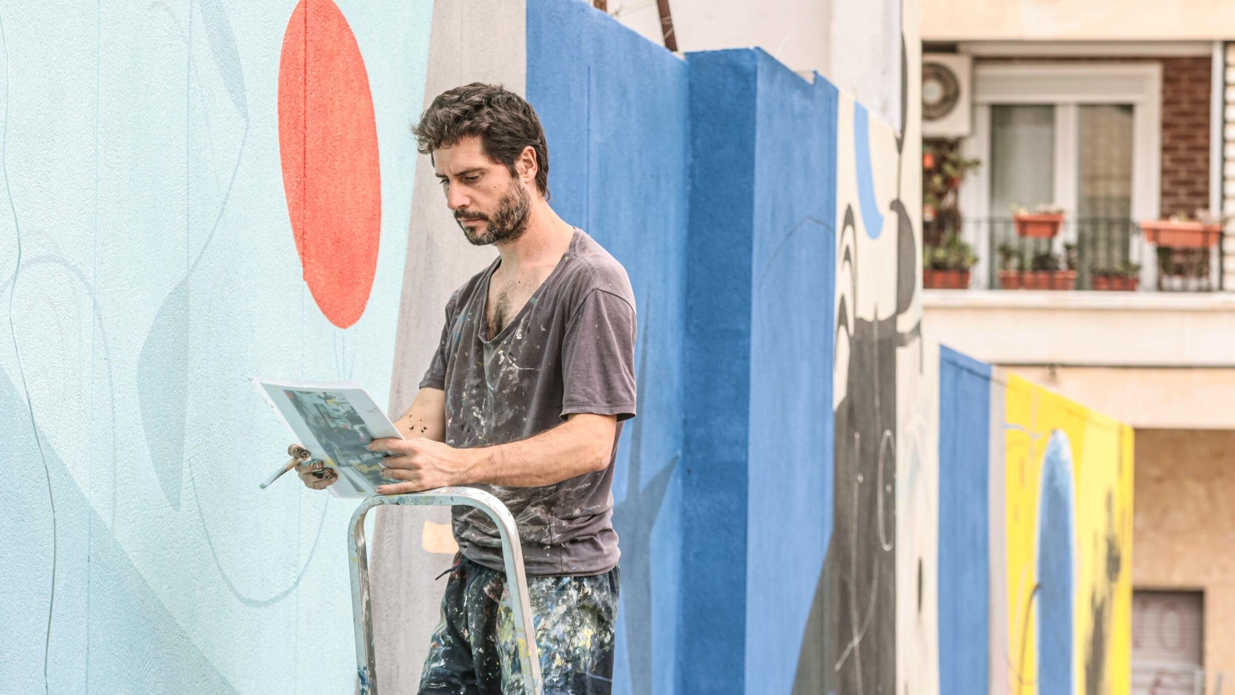 Alejandro Martínez, artista eldense, pintando un mural en la Plaza Joan Miró.