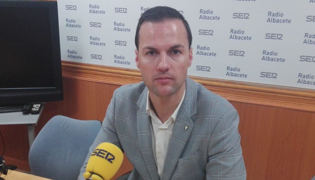 Víctor Varela en los estudios de Radio Albacete