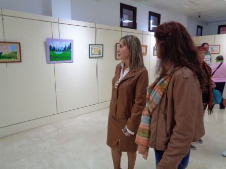 La concejal de Cultura, Azucena Esteban, recorre la exposición, con la monitora, Mayte Sanz