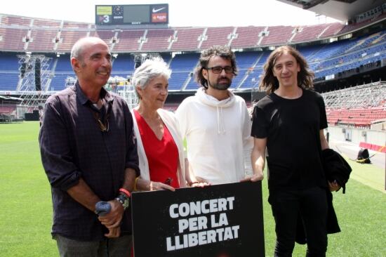 La presidenta de Òmnium Cultural, Muriel Casals, los músicos Lluís Llach y Gerard Quintana y el director de cine Lluís Danés.