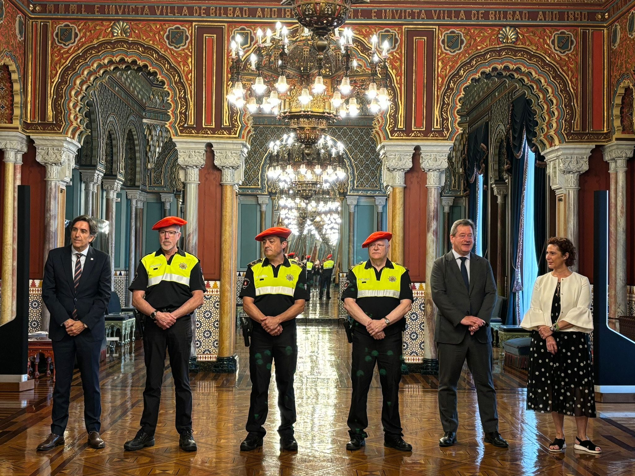 El consejero Bingen Zupiria junto a autoridades municipales.