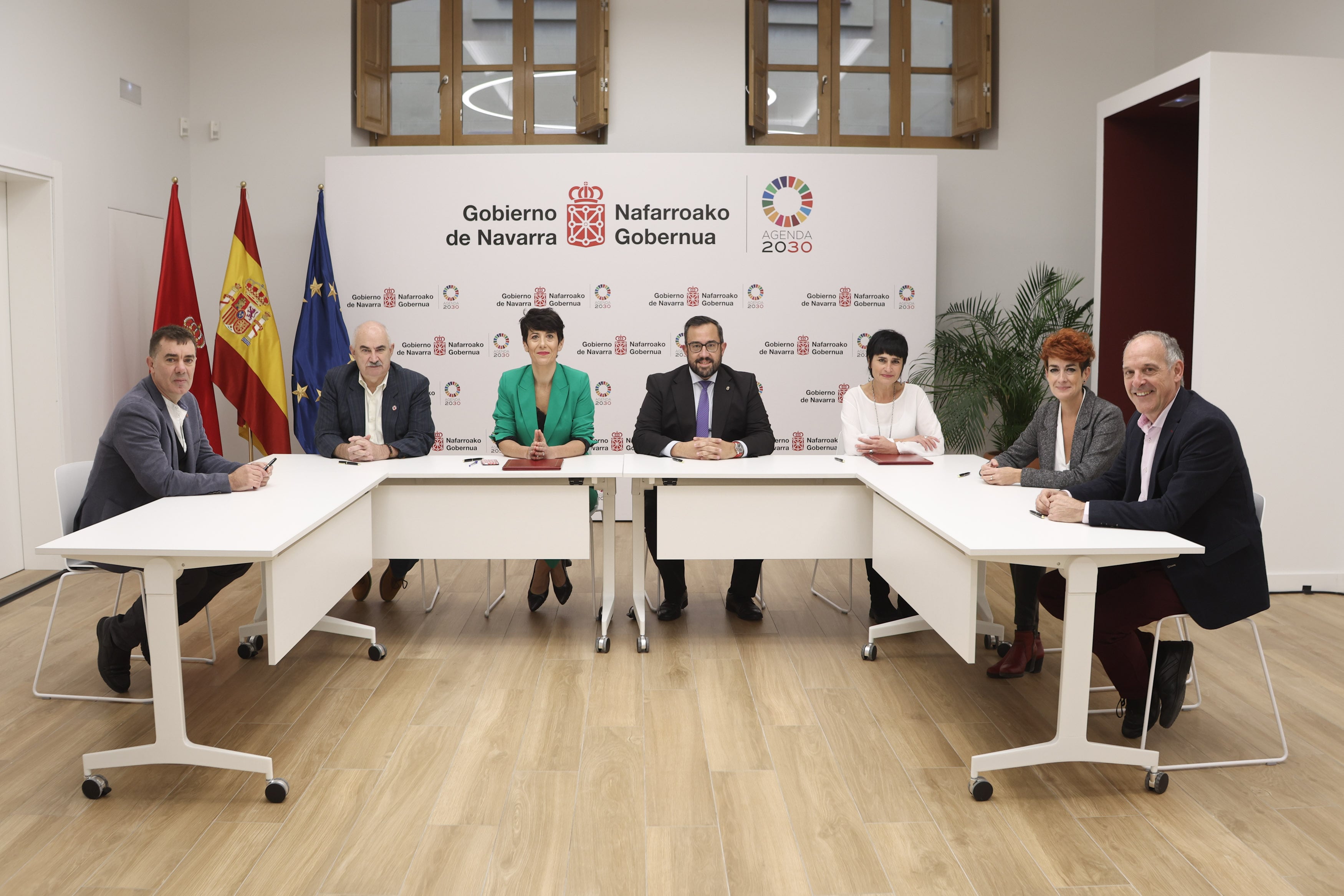 El consejero Santos, el vicepresidente Aierdi; la consejera Saiz; el vicepresidente Remírez, junto Laura Aznal, Bakartxo Ruiz y Adolfo Araiz, representantes de EH Bildu.