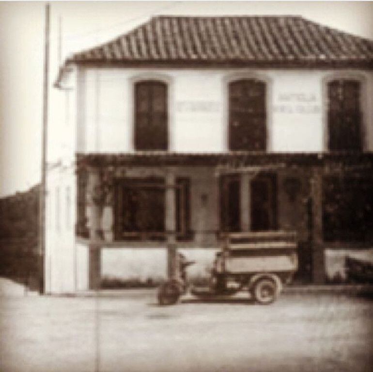 Imagen del la Antigua Venta de Toledo hacia 1968. En la puerta el motocarro que vendía el vino de Bollulos del Condado.