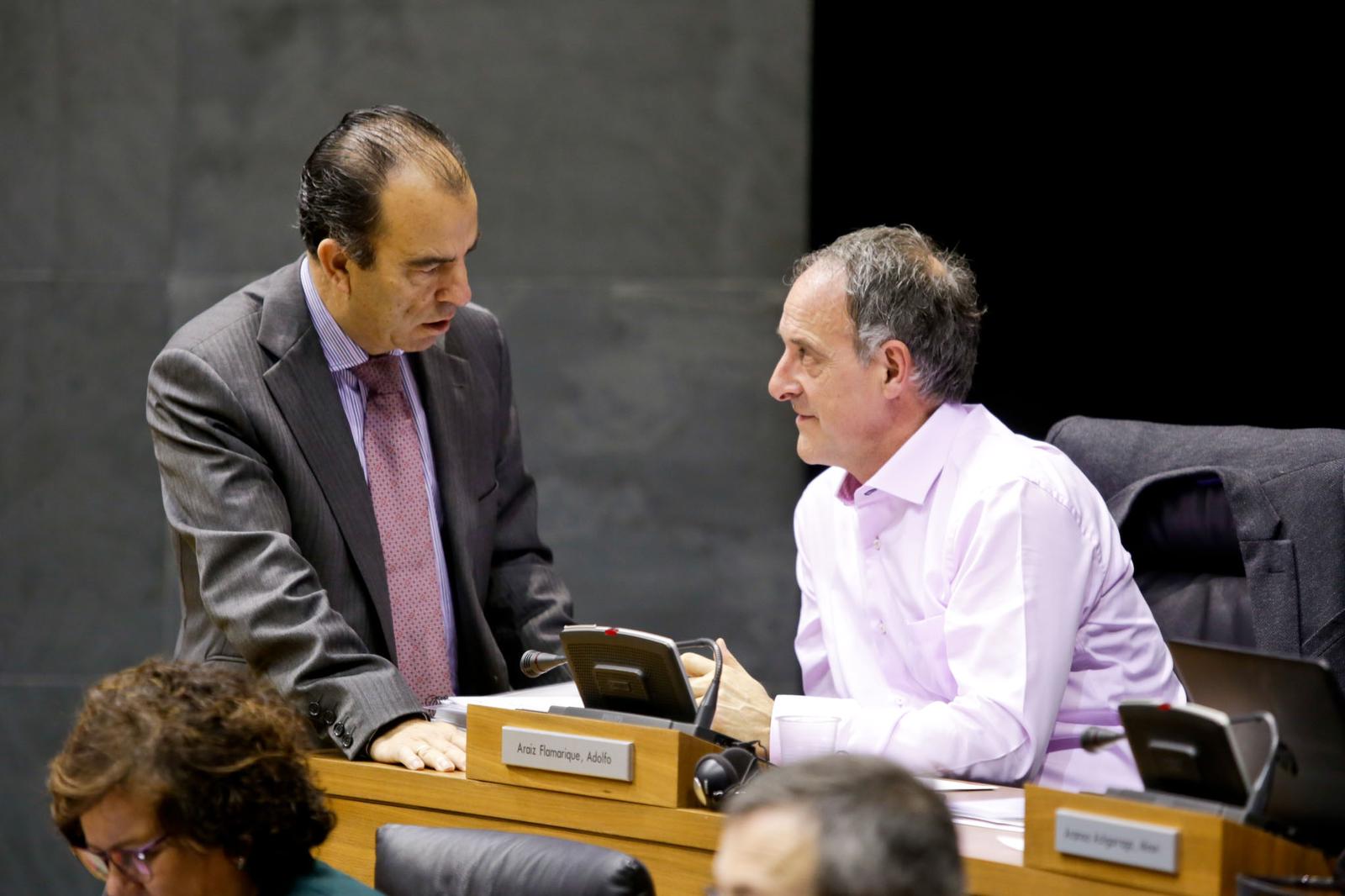 Carlos García Adanero (UPN) y el diputado de Bildu Adolfo Arraiz debatiendo en el Parlamento sobre la ley de policías en Navarra en 2018