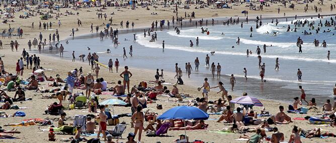 Vista de la playa de La Zurriola de San Sebastián, donde el jueves se pudo disfrutar de un día veraniego