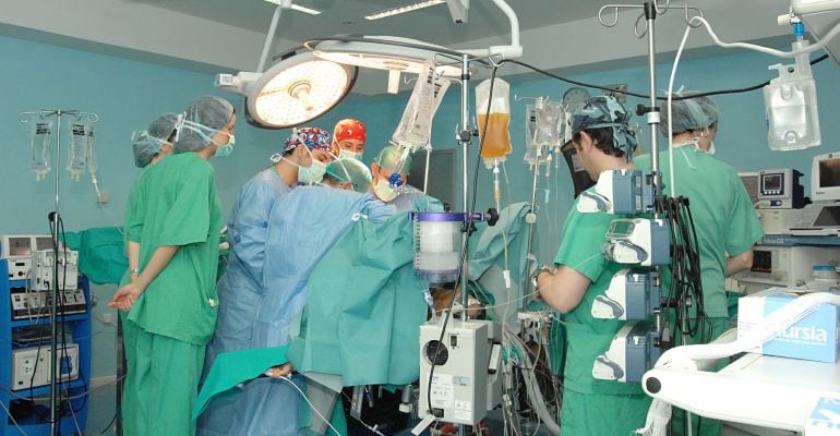 Un grupo de médicos del Hospital de Jaén durante una operación.