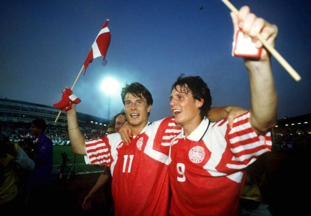 Brian Laudrup celebra el título de campeón de Europa con Dinamarca