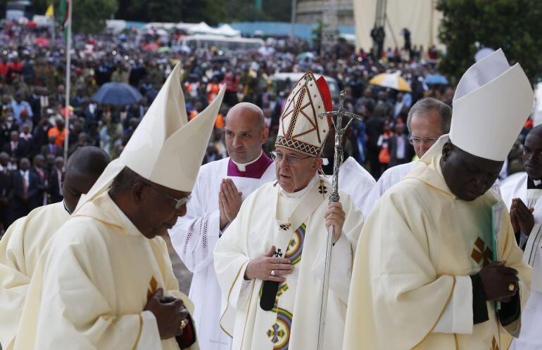 El papa Francisco oficia una misa en el campus de la Universidad de Nairobi (Kenia), hoy, 26 de noviembre de 2015, dentro de su visita de seis días con escalas en Kenia, Uganda y la República Centroafricana.