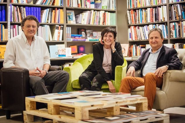 Los escritores Luis Leante, Elia Barceló y José Luis Ferri, en la librería Pynchon&Co