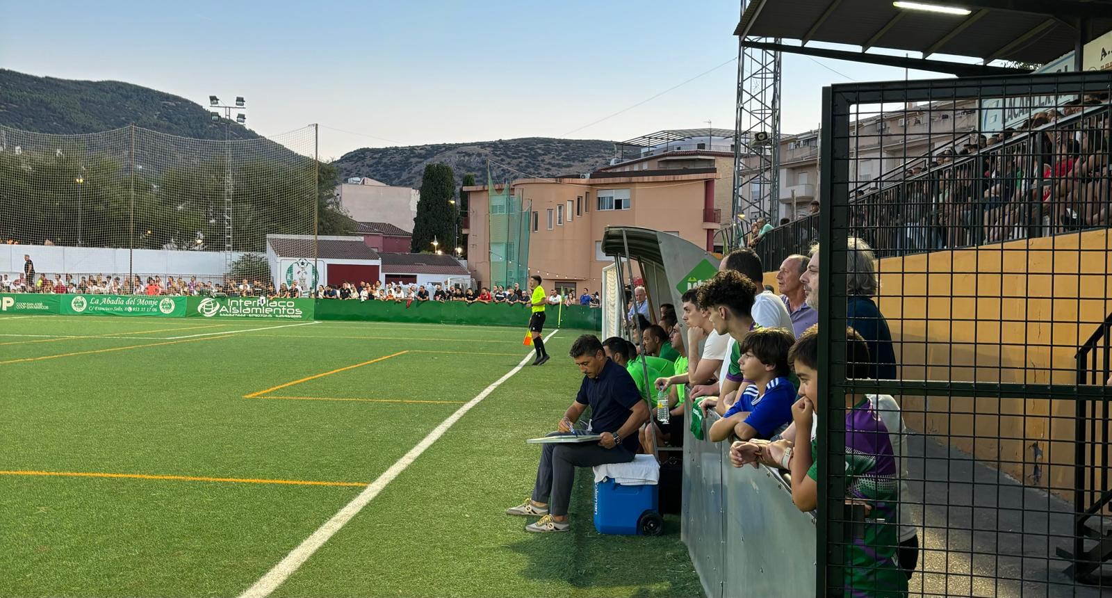 Roberto Peragón, entrenador del Real Jaén, durante el partido de Mancha Real.