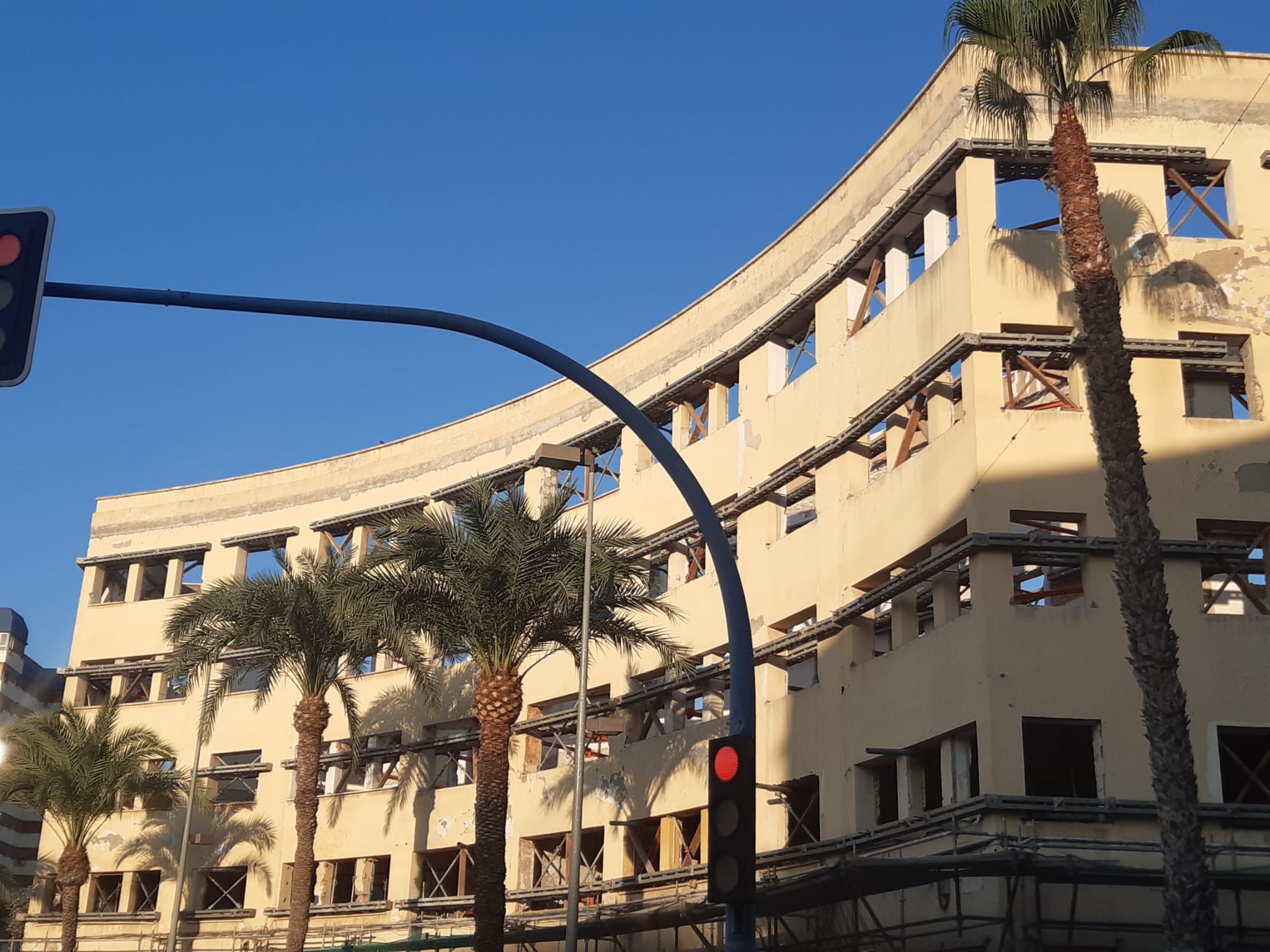 Edificio en rehabilitación en el barrio Miguel Hernández de Alicante