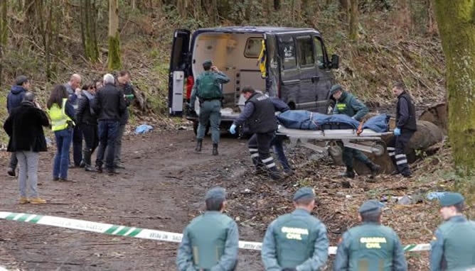 Agentes de la Guardia Civil trasladan el cuerpo de la mujer