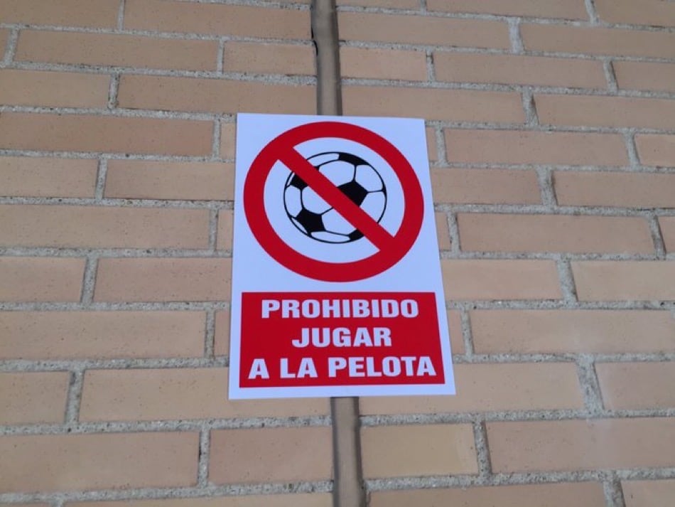 Cartel de Prohibido Jugar a la Pelota