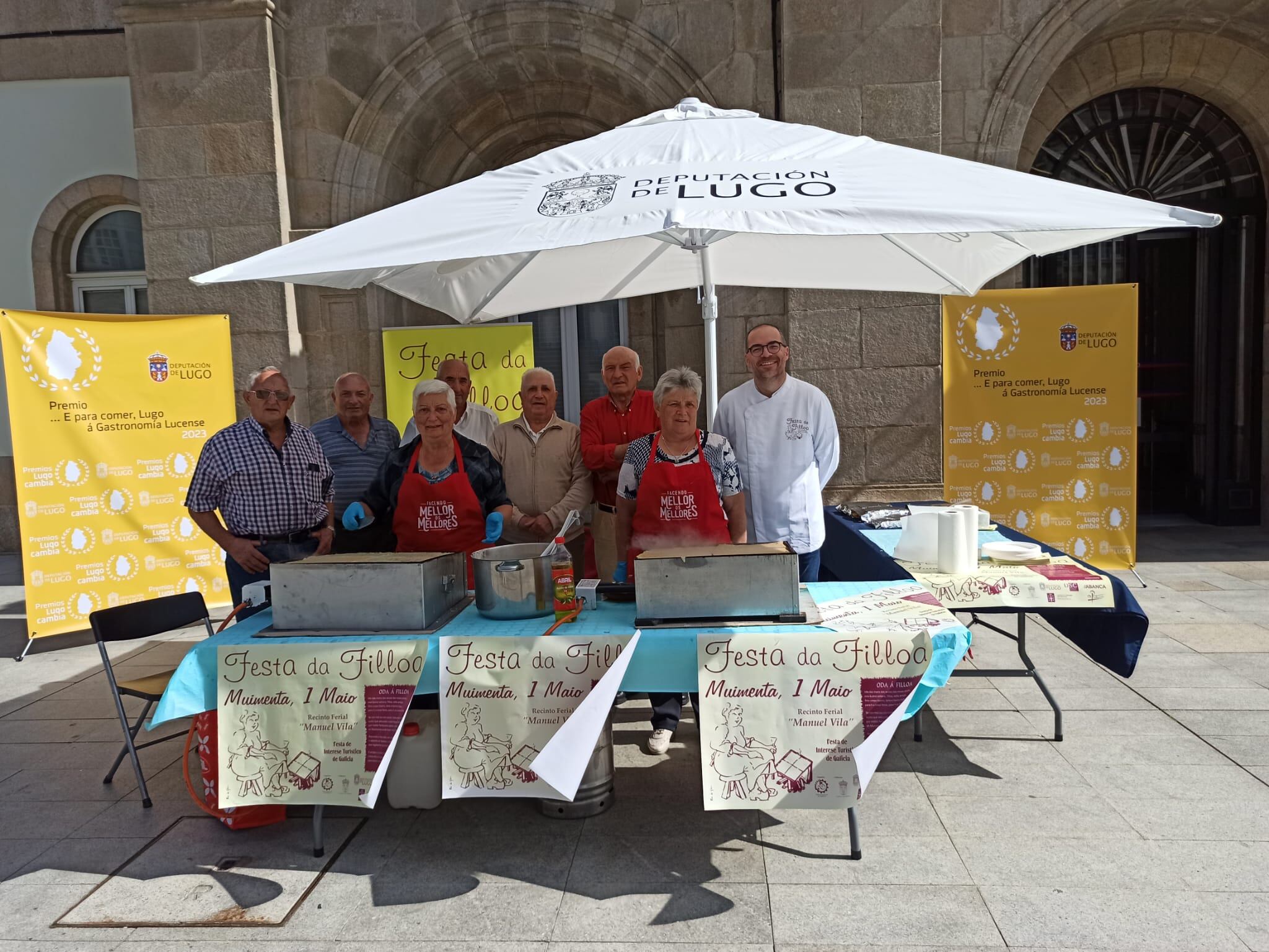 Participantes en la organización de la fiesta hicieron filloas frente al Pazo de San Marcos para celebrar el premio