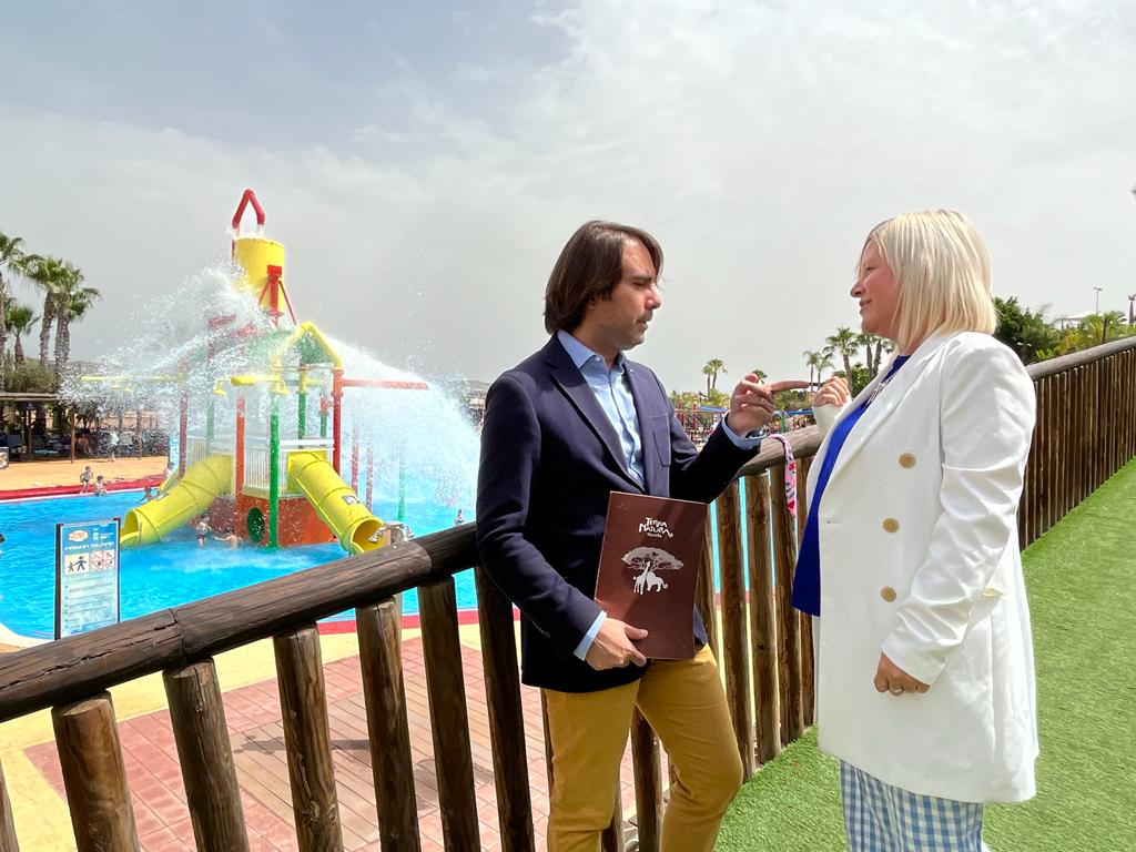 El director de Terra Natura, Gustavo Martínez, y la concejala de Pedanías, Ainhoa Sánchez, en el parque acuático