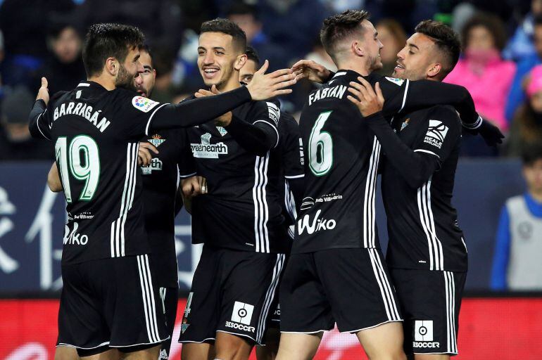 El centrocampista del Real Betis Víctor Camarasa celebra con sus compañeros su gol, segundo del equipo ante el Málaga CF.