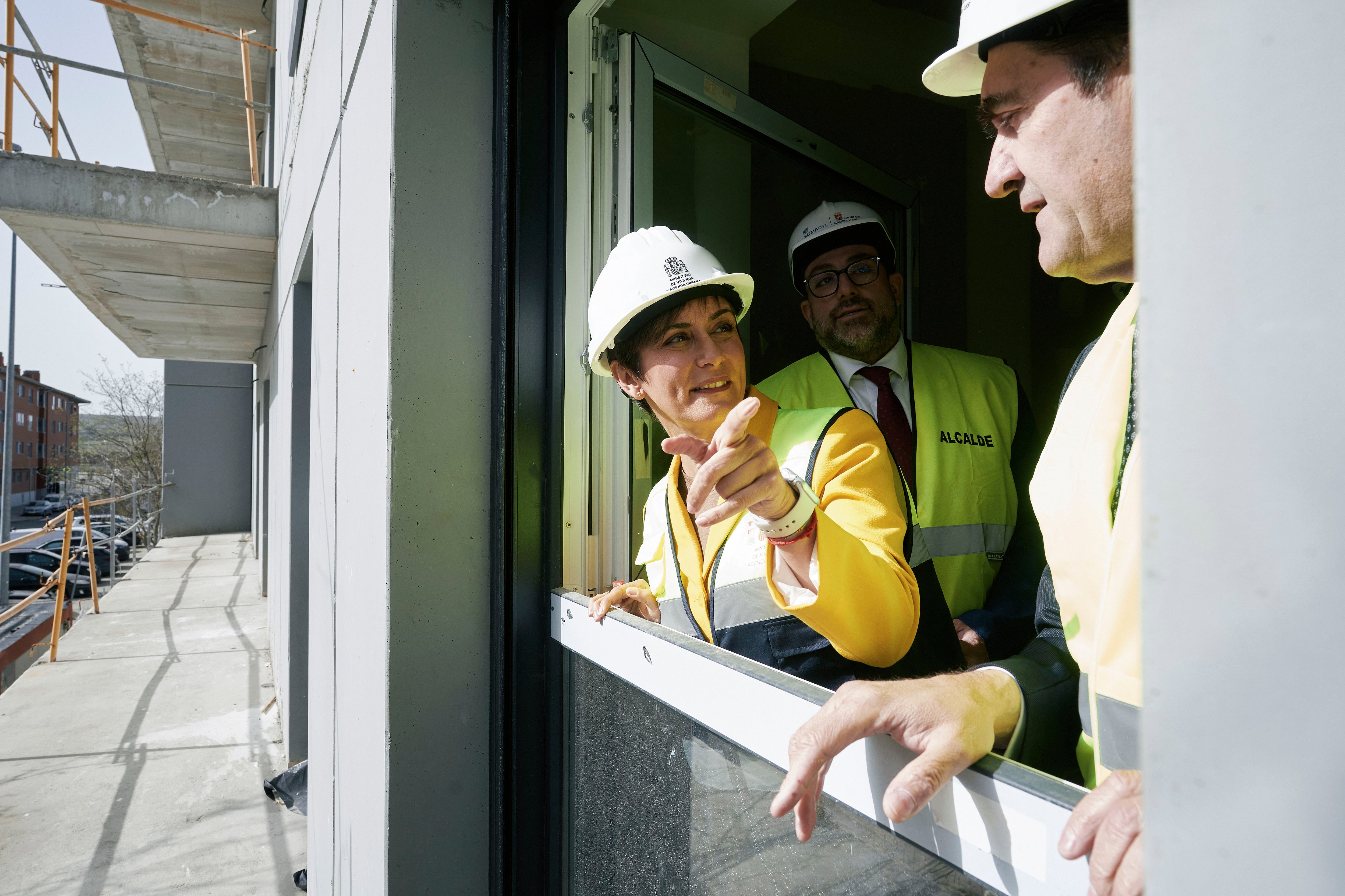 FOTODELDIA ÁVILA, 10/04/2026.- La ministra de Vivienda y Agenda Urbana, Isabel Rodríguez, y el consejero de Medio Ambiente, Vivienda y Ordenación del Territorio, Juan Carlos Suárez-Quiñones (d), durante su visita este viernes a las 40 viviendas colaborativas para jóvenes en Ávila. EFE/ Raúl Sanchidrián